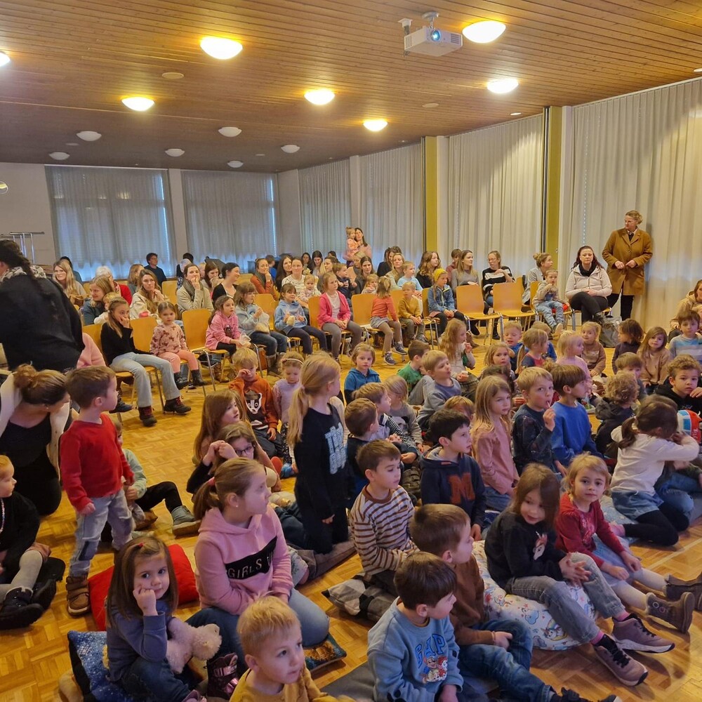Viele gespannte Gesichter im Pfarreiheim.